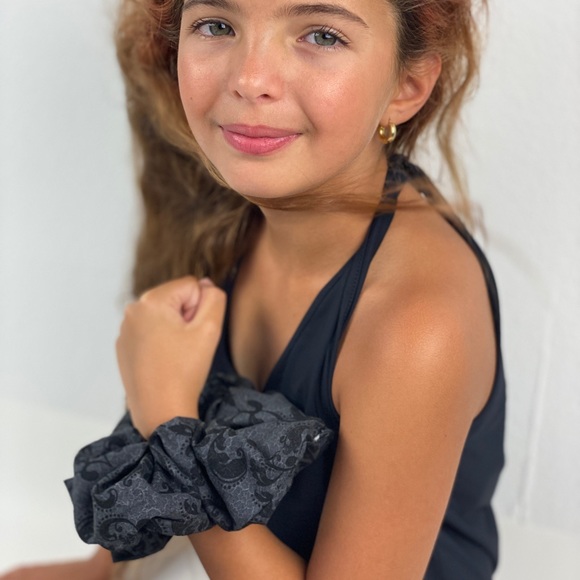 Oversized scrunchie black handmade in USA - Picture 4 of 4